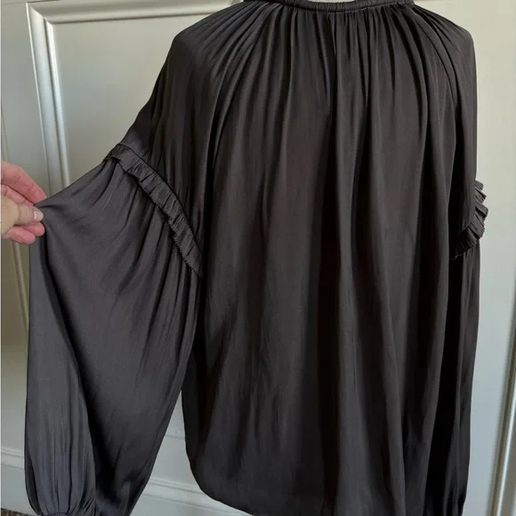 Gray top - Picture 2 of 4